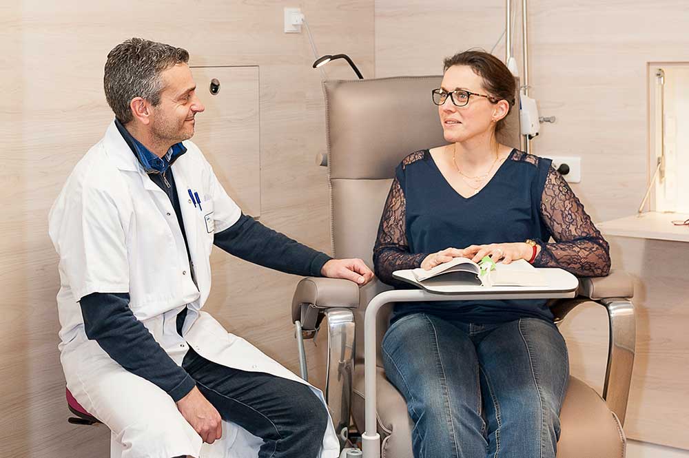 Médecin oncologue médical aux côtés d'une patiente